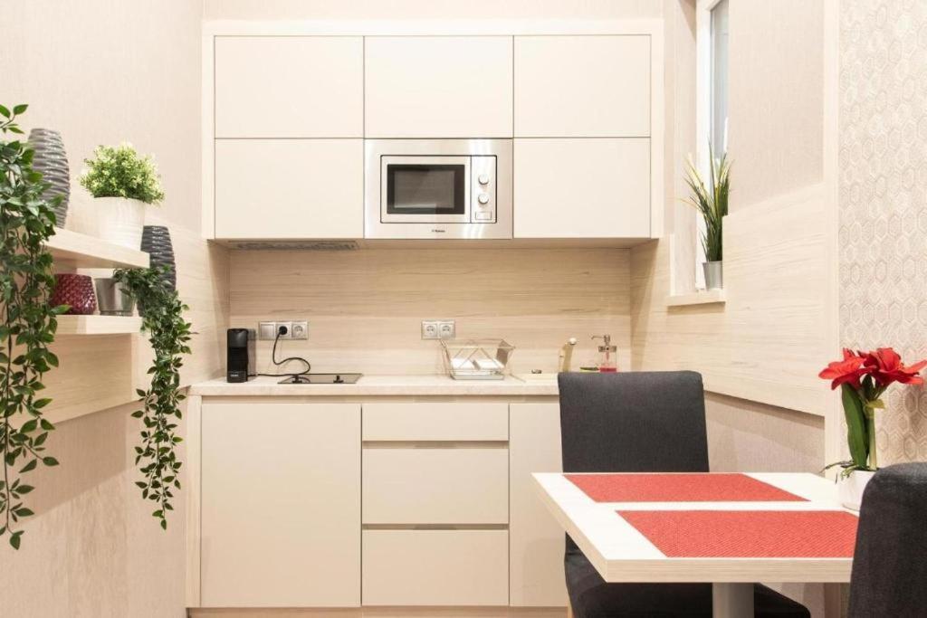 Colton Budapest Révay Apartments Esterno foto