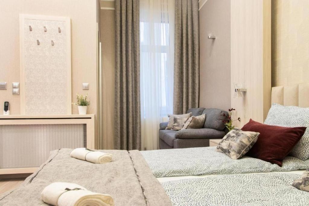 Colton Budapest Révay Apartments Esterno foto