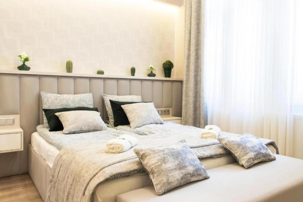 Colton Budapest Révay Apartments Esterno foto
